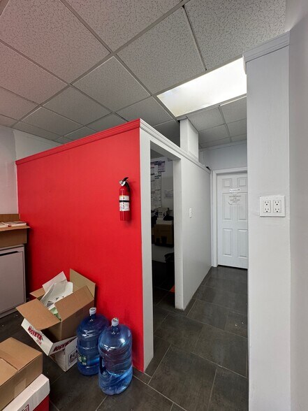 More Photos Of 78-84 E Park Ave, Long Beach Storefront For Lease