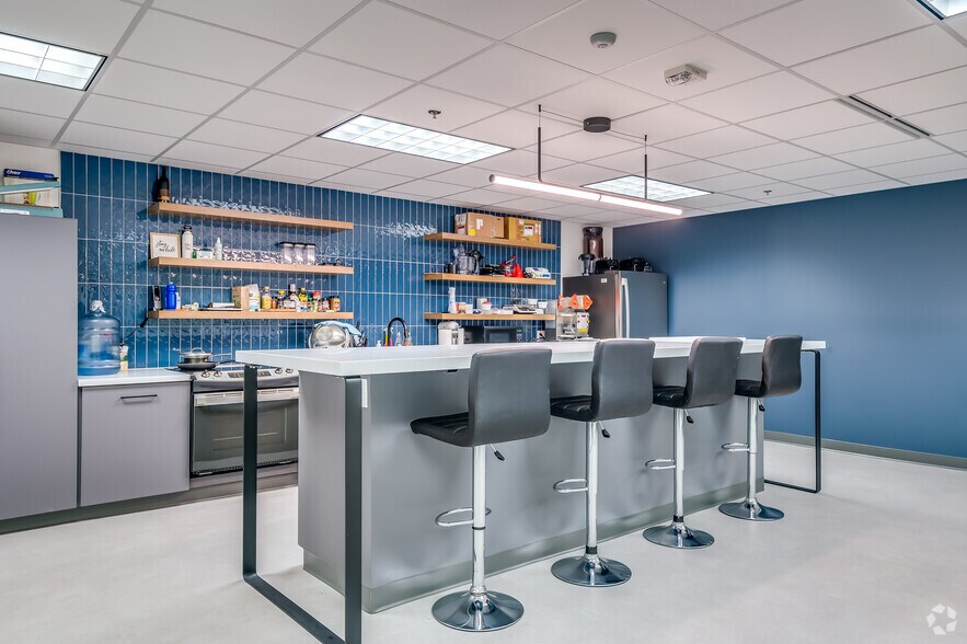 More Photos Of 2675 N Mayfair Rd, Wauwatosa Office For Lease