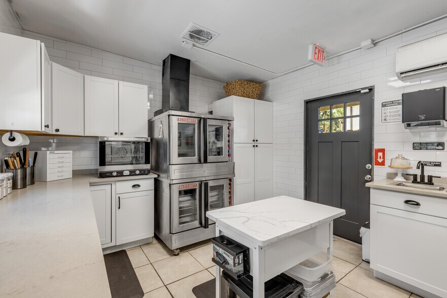 More Photos Of 218 N Orange St, New Smyrna Beach Freestanding For Sale