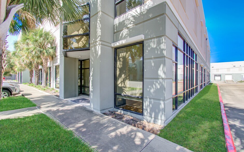 More Photos Of 9330 Kirby Dr, Houston Research And Development For Lease