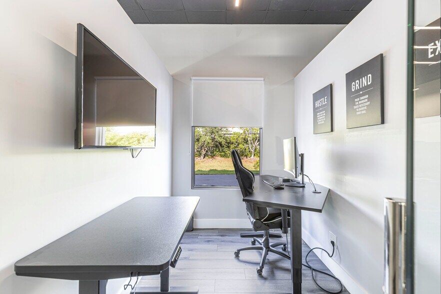 More Photos Of 3550 Westview Dr, Naples Showroom For Sale
