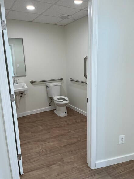 More Photos Of 5 Barney Cir SE, Washington Medical For Lease