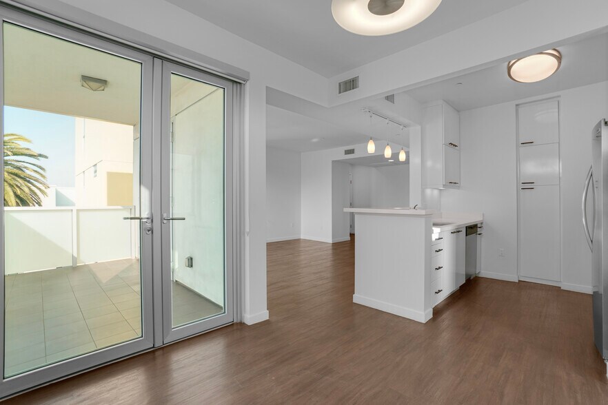 More Photos Of 525 Santa Monica Blvd, Santa Monica Apartments For Sale