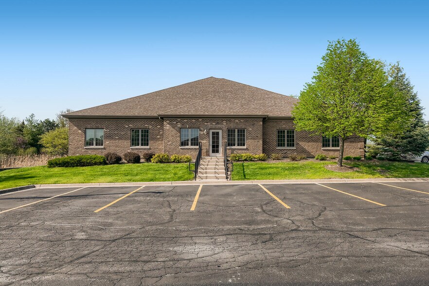 More Photos Of 108 S Wynstone Park Dr, North Barrington Office For Lease