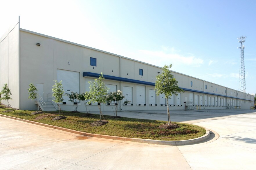 More Photos Of 105 Forest Pky, Forest Park Warehouse For Lease