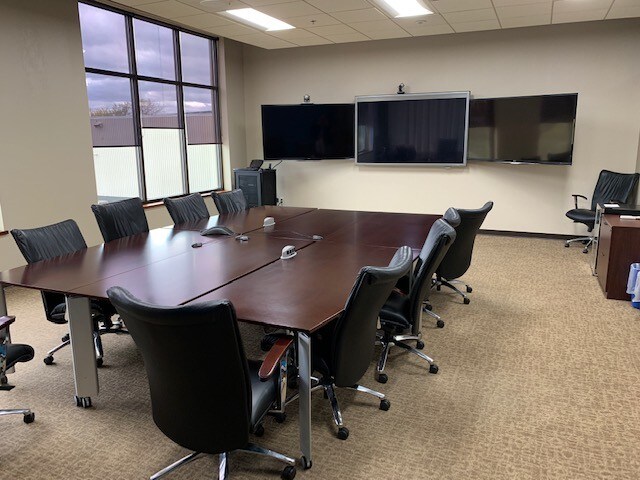 More Photos Of 2210 Woodland Dr, Manitowoc Office For Lease