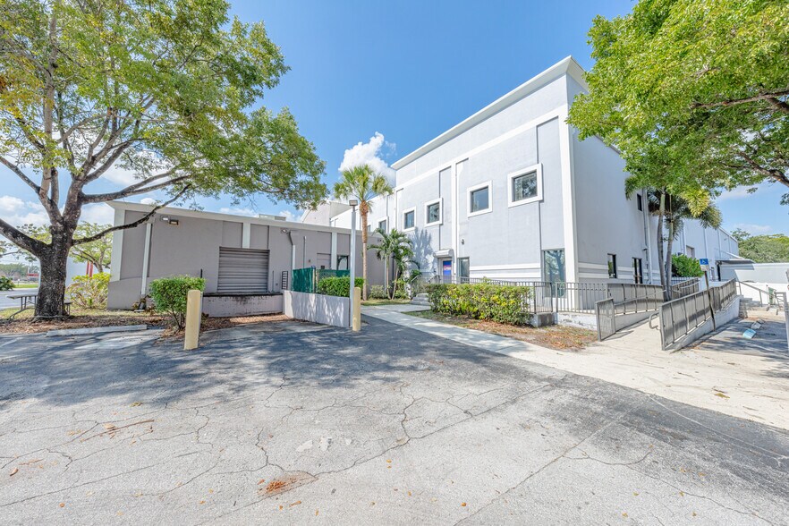 More Photos Of 2850 Greene St, Hollywood Light Manufacturing For Lease