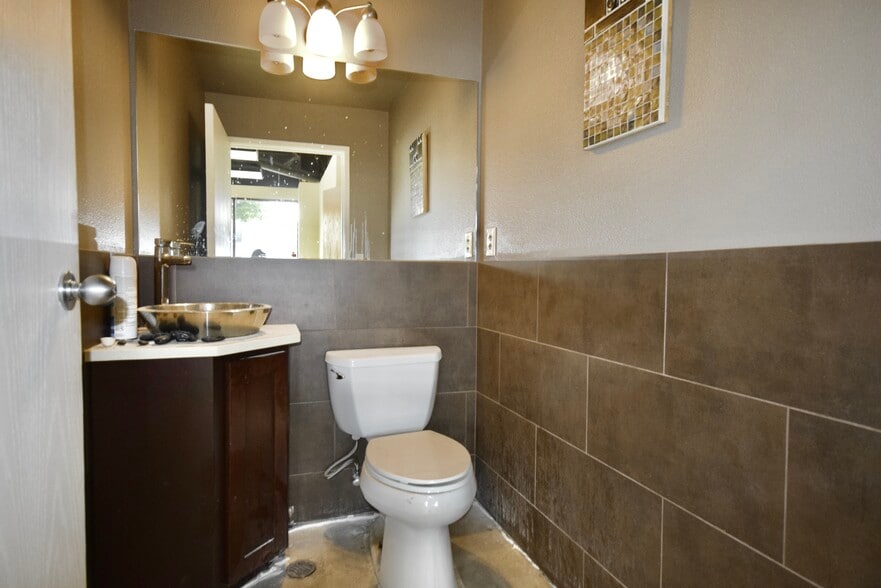 More Photos Of 55 SE Main St, Portland Warehouse For Lease