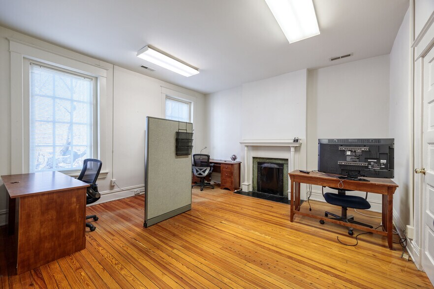 More Photos Of 1431 W Main St, Richmond Office For Lease