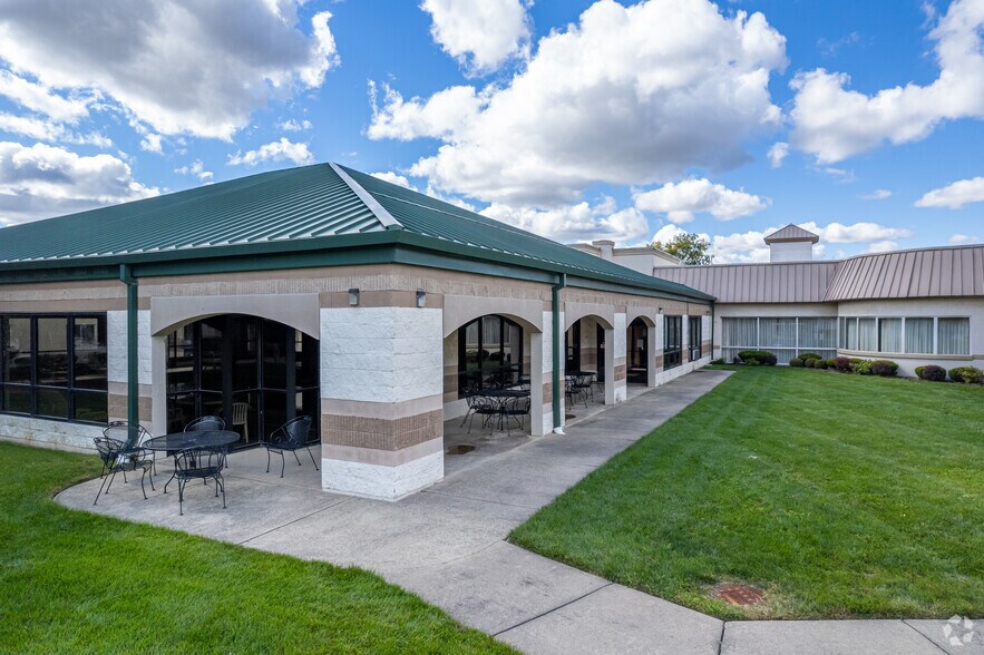 More Photos Of 933 S Riverside Dr, Elmhurst Hotel For Sale