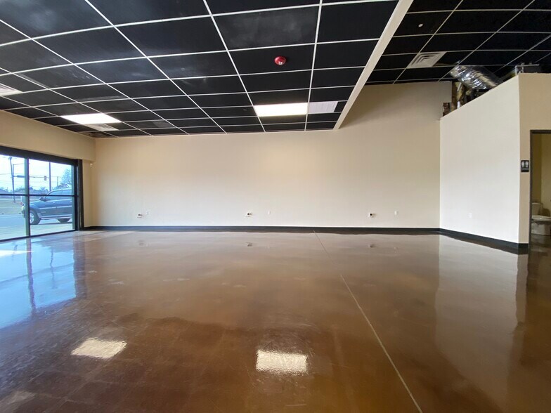 More Photos Of 8921 NW Expressway St, Oklahoma City Warehouse For Lease