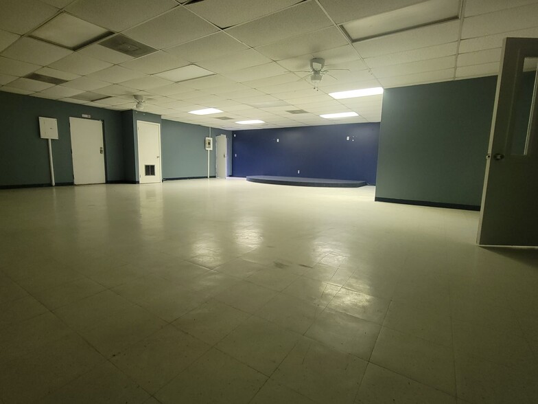 More Photos Of 8428 New Kings Rd, Jacksonville Storefront Retail Office For Lease