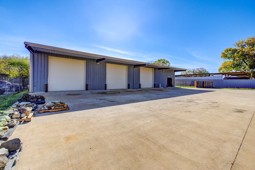 More Photos Of 9399 Summerbell, Houston Warehouse For Lease