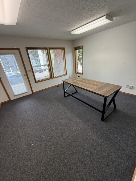 More Photos Of 1579 Burns St, West Linn Office For Lease
