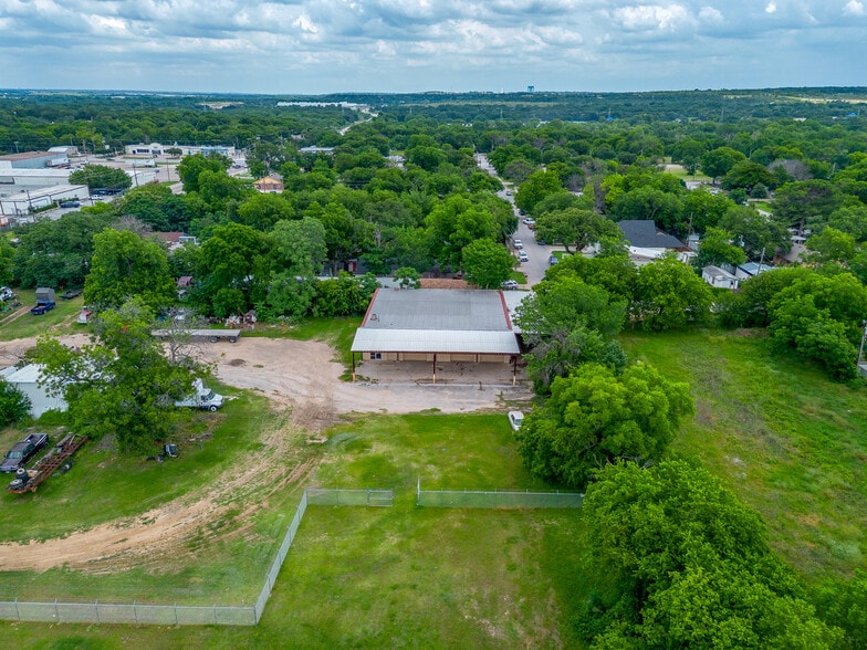 More Photos Of 3808 E 1st St, Fort Worth Light Manufacturing For Lease