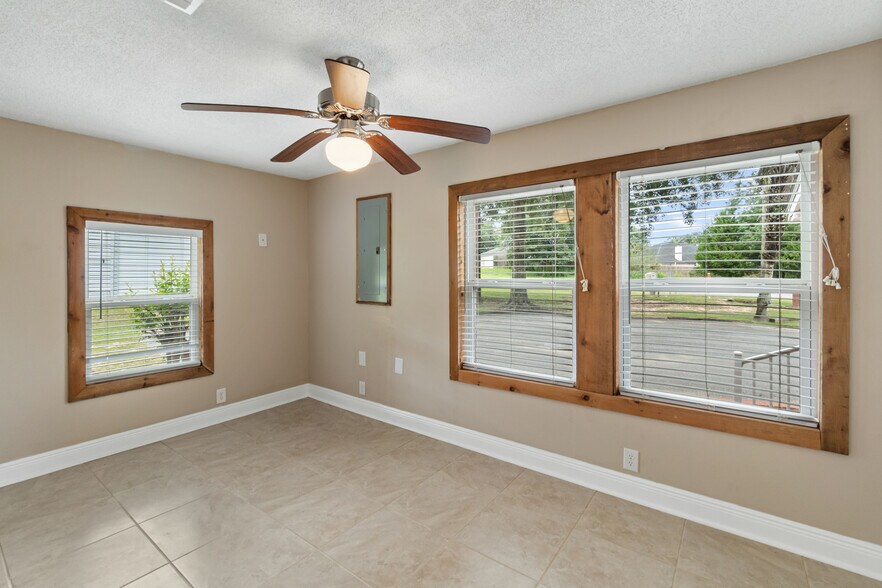 More Photos Of 7103 Mobile Hwy, Pensacola Freestanding For Sale