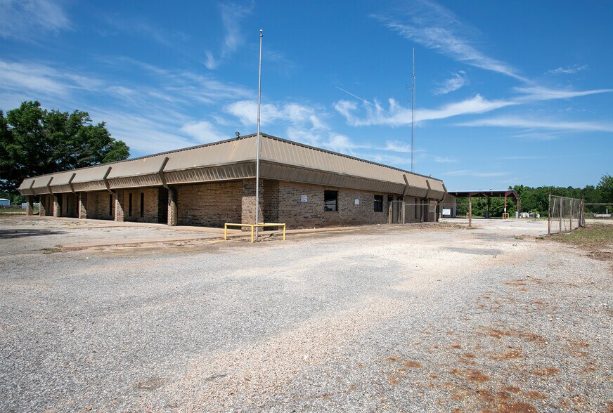 More Photos Of 5425 W Oak St, Palestine Flex For Lease