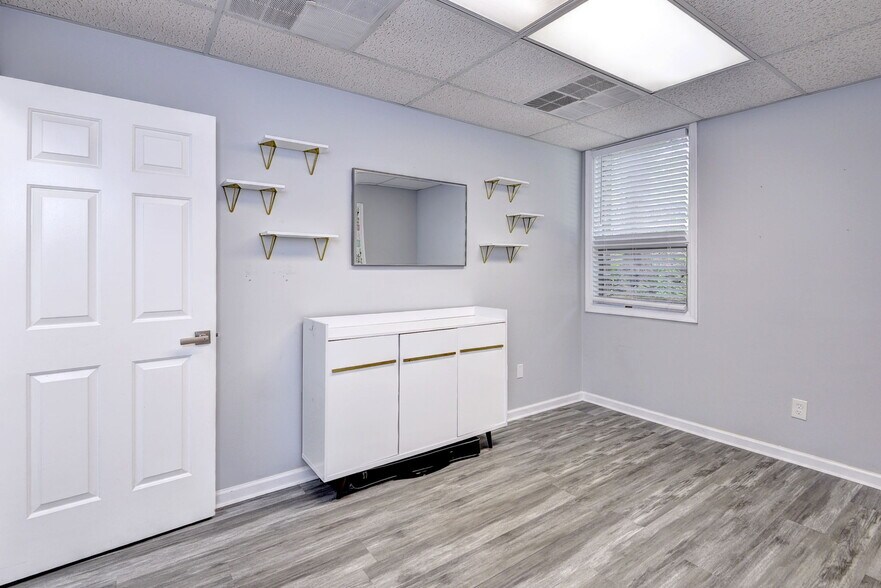 More Photos Of 1313 Jamestown Rd, Williamsburg Office For Sale