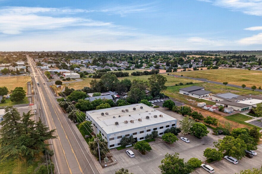 More Photos Of 604 E Walker St, Orland Office For Sale