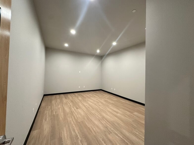More Photos Of 21600 SE Stark St, Gresham Service For Lease