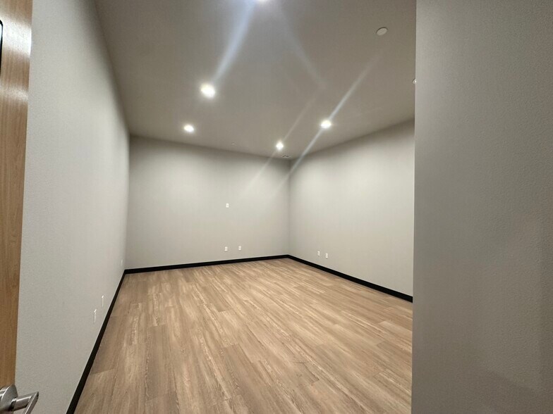 More Photos Of 21600 SE Stark St, Gresham Service For Lease