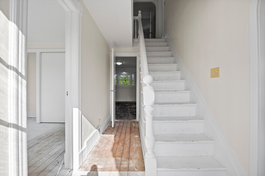 More Photos Of 267 Wolf Rd, Latham Office For Lease