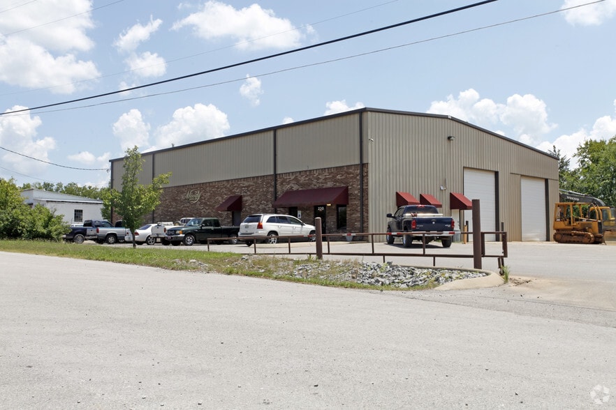 More Photos Of 230 Shelby St, Murfreesboro Service For Lease