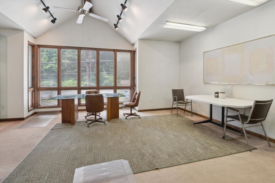 More Photos Of 1641 Saw Mill Run Blvd, Pittsburgh Flex For Sale