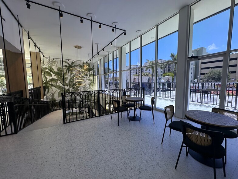 More Photos Of 1925 Harrison St, Hollywood Hotel For Lease