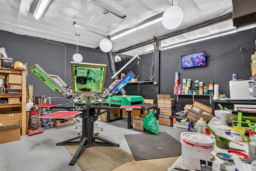 More Photos Of 2714 N Pacific Hwy, Medford Storefront Retail Office For Sale