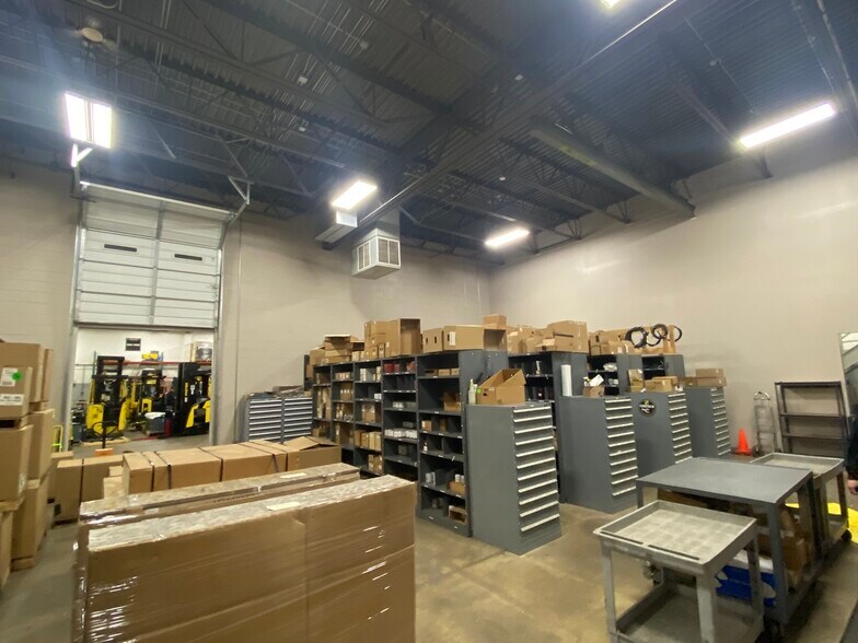 More Photos Of N52W13821 Northpark Dr, Menomonee Falls Warehouse For Sale