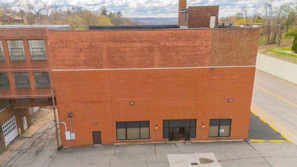 More Photos Of 1439 Sunset Blvd, Steubenville Flex For Sale