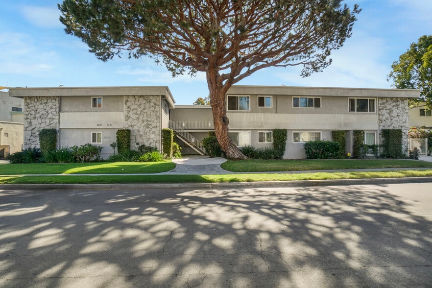 Primary Photo Of 18216 Kingsdale Ave, Redondo Beach Apartments For Sale