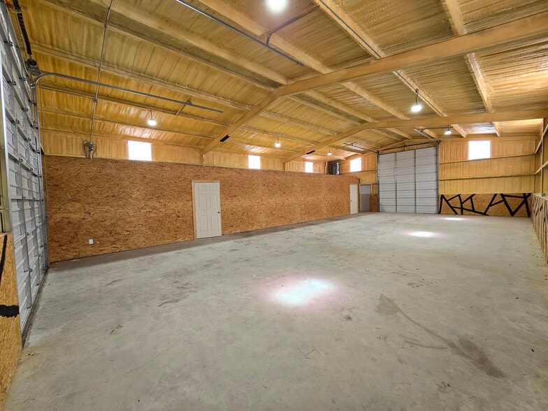 More Photos Of 401 N Central Ave, Troy Flex For Lease