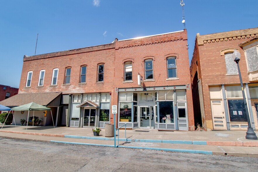 More Photos Of 223 N Pearl St, Waverly Restaurant For Sale