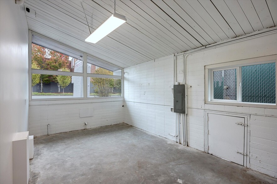 More Photos Of 13045 Lake City Way NE, Seattle Office For Sale