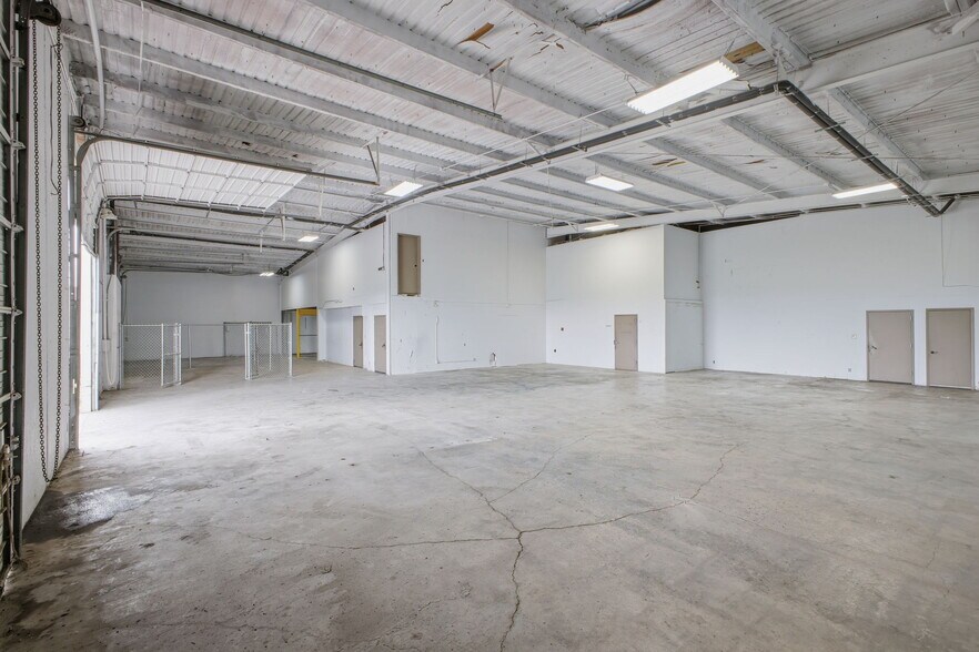 More Photos Of 2110 Mannix Dr, San Antonio Light Distribution For Lease