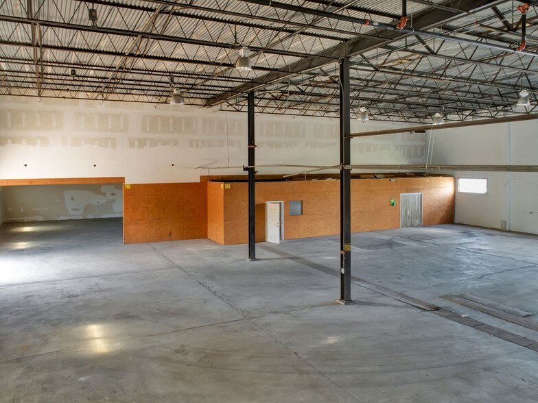More Photos Of 110-112 W Interlake Blvd, Lake Placid Warehouse For Sale