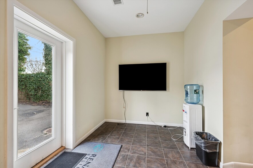 More Photos Of 28 Cameron St, Southampton Freestanding For Sale