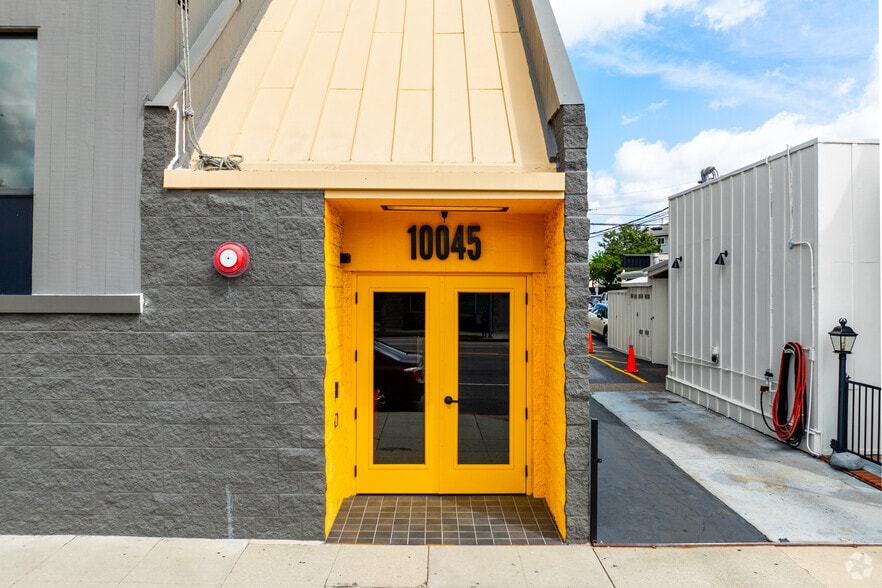 More Photos Of 10045 Riverside Dr, Toluca Lake Loft Creative Space For Sale