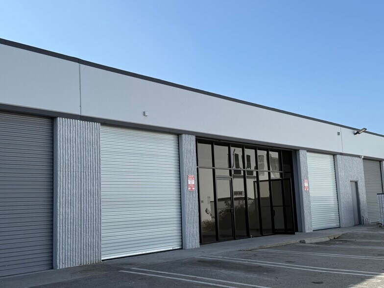 More Photos Of 7020 Hayvenhurst Ave, Van Nuys Showroom For Lease