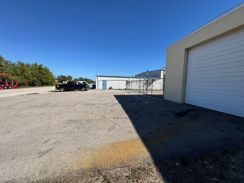 More Photos Of 1002 SE 9th St, Cape Coral Service For Lease