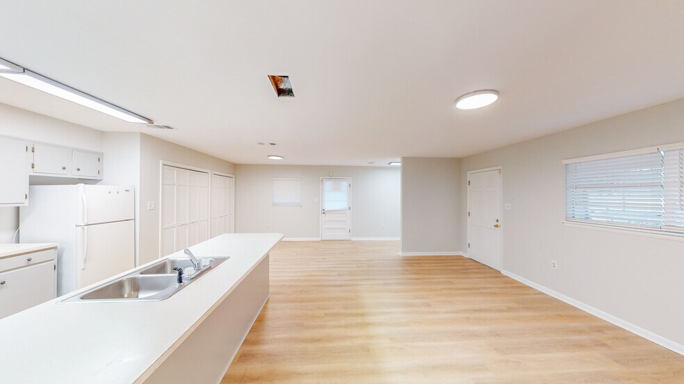 More Photos Of 1300 S Mock Rd, Albany Office Residential For Lease