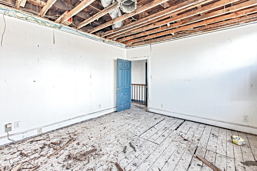 More Photos Of 16 S Maryland Ave, Wilmington General Retail For Sale