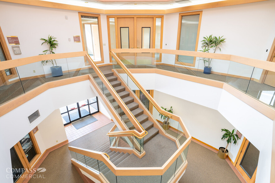 More Photos Of 10001-10117 SE Sunnyside Rd, Clackamas Unknown For Lease