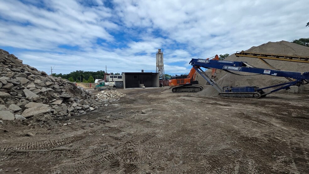 More Photos Of 131 Old Northport Rd, Kings Park Industrial For Sale