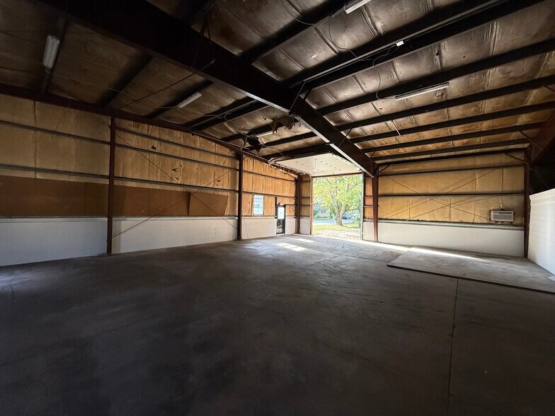 More Photos Of 65 E Pierce St, Whitestown Warehouse For Lease