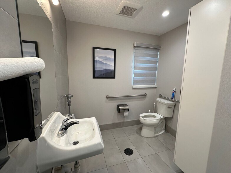 More Photos Of 2856-2868 University Pky, Sarasota Medical For Lease
