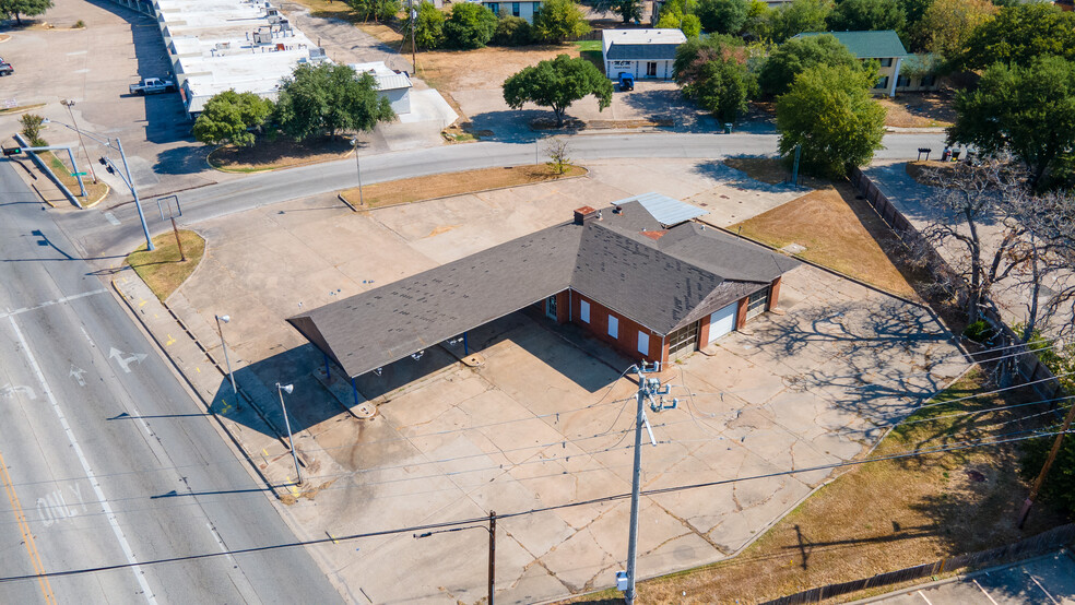 Primary Photo Of 3901 E 29th St, Bryan Auto Repair For Lease