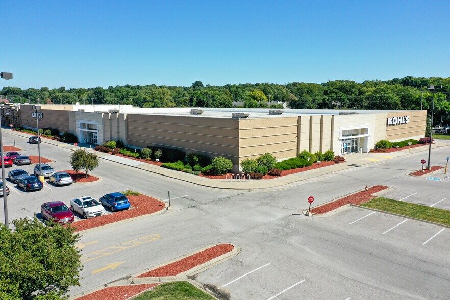More Photos Of 909 S 72nd St, Omaha Department Store For Sale